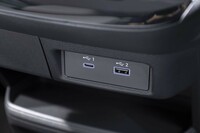 ダッシュボードの下には棚とUSBポート（タイプAとタイプCが各1基）備わっている。