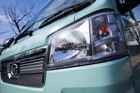 「エクストラ」グレードにはメッキ加飾のフロントグリルと、マニュアルレベリング機能とオートライト機能付きのハロゲンヘッドランプが標準で装備される。「スマートアシスト」装備車両では、LEDヘッドランプをオプションで選択できる。