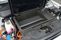 ボンネットの下にも小さなトランクスペースを用意。容量は27リッターしかないが、小さな物が動き回らないよう仕切りを設けている。