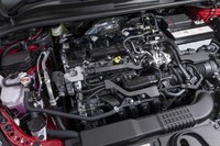 フロントフード下に収まる2リッターダイナミックフォースエンジン。エンジンカバーが備わらないところが「RAV4」や「ハリアー」、そして「レクサスUX」との車格の差かもしれない。