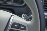 最新の「60シリーズ」や「90シリーズ」、さらに「XC40」にはないシフトパドルを備えている。