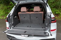 テールゲートは上下2分割式。3列目シートを起こしてもこれだけのスペースがある。