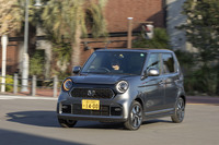 車両骨格には現行「N-BOX」由来のプラットフォームを採用。ボディー剛性の強化と同時にホワイトボディーで従来比7％の軽量化も実現しており、装備の拡充に伴う重量増を抑えている。