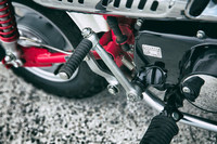 エンジンスタートは古式ゆかしきキックのみ。“デコンプ”などという文明的な機構は備わっていないが、そんなものなくても始動で困ることはない。