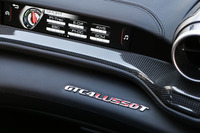 エクステリアに「T」であることを知らせるバッジはない。ダッシュボードの助手席側にのみ「GTC4LUSSO T」と記される。