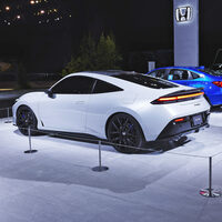 やや解釈するのが難しいフロントまわりに対し、リアまわりはすっきり、シンプルな意匠。前寄りに位置するルーフラインのピークが、リアクオータービューに勢いをもたらしている。