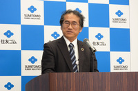 記者発表会にて、祝辞を述べる産業技術総合研究所 福島再生可能エネルギー研究所の古谷博秀所長。発表会には住友ゴムの関係者に加え、福島県知事や白河市長、NEDOの理事らも出席していた。