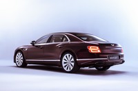 リアまわりは、なだらかに傾斜したリアウィンドウや「B」の字を描くリアコンビランプなどが特徴的。