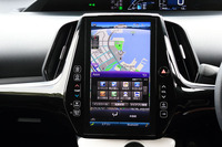 タブレットのように指先を使って直感的な操作ができる、11.6インチの縦型ディスプレイ。ドライブや車両の管理に役立つ専用のアプリケーションも用意される。