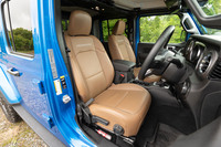 シート表皮はレザーが標準。パワーシートの設定はないが、運転席・助手席ともにヒーターが装備される。