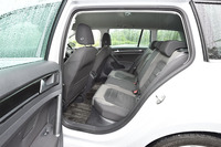 こちらは「ゴルフヴァリアントTSIハイライン」の後部座席。居住性については、ハッチバックの「ゴルフ」とほとんど変わらない。