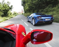 左右計4灯の丸型リアコンビランプは、フェラーリのオールドファンには堪らないディテール。1970年代のV8モデルがモチーフになっている。