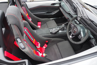 「マツダ スピリット レーシング・ロードスター12R」には、レカロ製のフルバケットシートが備わる。「Sabelt」×「MAZDA SPIRIT RACING」のダブルブランドハーネス（4点式／6点式）は販売店オプション。