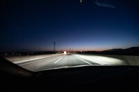 いつしかとっぷりと日が暮れる。これはおそらく神戸のあたりを走行しているところ。