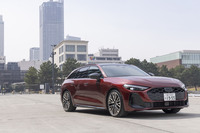 ドライブトレインは「AWDクラッチ」と呼ばれる電子制御多板クラッチ式の4WD。軽負荷時にはプロペラシャフトごと切り離して後輪への動力伝達をやめ、燃費を稼ぐシステムだ。