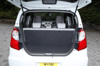 リアシートの格納は一体可倒式のみ。「アルト」の「X」グレードのような、分割可倒式リアシートの設定はない。（写真をクリックするとシートが倒れる様子が見られます）
    