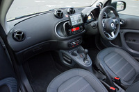 「フォーツーカブリオ ターボ リミテッド」のインストゥルメントパネルまわり。テスト車には販売店オプションのポータブルナビが装備されていた。