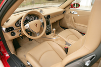 この位置から見たコクピットの風景はカレラと何ら変わらない。内装色は2トーンも含め12種から選べるほか、ダッシュボードまで皮革で覆うスペシャルレザーインテリアやスポーツシートもオプション設定される。
