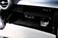 写真でグラブボックス内の右側に見えるのは、車内に芳香を拡散する「パフュームアトマイザー」のカートリッジ。今回の特別限定車には、これに空気清浄機能を加えた「エアバランスパッケージ」が与えられる。
    