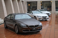 「6シリーズ」は、2011年2月に「カブリオレ」（写真中央）、同年8月に「クーペ」（写真奥）が日本に導入されており、これに続く第3のバリエーションとして登場した「グランクーペ」（写真手前）は、BMW初のラグジュアリー4ドアクーぺとなる。