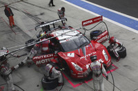 No.1 MOTUL AUTECH GT-R(本山哲/ブノワ・トレルイエ組）のピットワーク。開幕から運に見放され勝利に手が届かなかった昨年の王者が、三度目の正直で栄冠を手にした。
