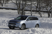 定常円旋回コースで、ほかのドライバーの運転を観察。前のタイヤを回したまま後輪だけにブレーキを掛けたりと、細やかな制御が介入しているのがよくわかる。
    