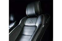 シートには「マスタング」のトレードマークであるギャロッピングホースと50周年のロゴがエンボス加工される。