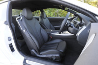 試乗車は「M Sportパッケージ」装着車。スポーツシートやアルカンターラとナッパレザーを組み合わせたインテリアは、このオプションに含まれる。