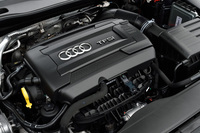 「TTクーペ」や「TTロードスター」に搭載される2リッター直4直噴ターボエンジン。230psの最高出力と37.7kgmの最大トルクを発生する。