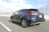 衝突被害を軽減するプリクラッシュセーフティーシステムや、車線逸脱を警告するレーンキーピングアシストといった運転支援システムの充実も、新型「RX」のセリングポイント。