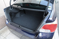 「インプレッサG4」のトランクルームは、6：4分割可倒式の後席を倒してトランクスルーできる。広い開口部と相まって、例えば、タイヤを外すことなくMTB（マウンテンバイク）を積めるという。