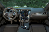 「CTS-V」のインストゥルメントパネルまわり。インテリアの各所にマットカーボンファイバーの装飾パネルが用いられている。