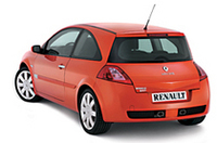 本国で発売されたばかりの、225psの直4ターボ搭載「メガーヌ・ルノー・スポール2.0」は、2004年秋に日本へやってくる。