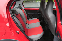 他の「up!」と同様に、リアシートは2人掛けで定員は4人。サイドウィンドウは“手動チルト”式。