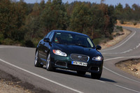 【スペック】XFR：全長×全幅×全高＝4961×1877×1460mm／ホイールベース＝2909mm／車重＝1891kg／駆動方式＝FR／5リッターV8DOHC32バルブスーパーチャージャー付き（510ps/6000-6500rpm、63.7kgm/2500-5500rpm）（欧州仕様車）
