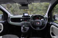 ダッシュボードのそこかしこに「スクワール」（スクエア＋サークル）と呼ばれるデザインモチーフがちりばめられている。ハンドル位置は右のみ。