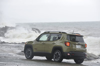 ボディーのスリーサイズは4260×1805×1725mm。兄弟車の「フィアット500X」（4WDの「クロスプラス」）と比べると全高が100mm高い。