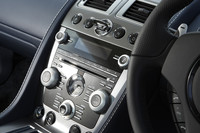 オーディオディスプレイ上部の中央に、「ECU（エモーショナル・コントロール・ユニット）」と呼ばれるイグニッションキーの挿入口が設けられる。その両脇には、ギアボタンが配される。