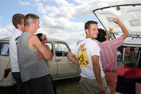 ファンの求めに応じ、フロントフード裏にイラストを描く筆者。