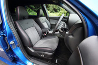 レッドステッチが施された本革とアルカンターラのコンビシート。フロントシートには「STI」ロゴ刺しゅうも。