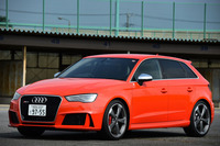 アウディRS 3スポーツバック
	ボディーサイズ：全長×全幅×全高＝4345×1800×1440mm／ホイールベース：2630mm／車重：1560kg／駆動方式：4WD／エンジン：2.5リッター直5 DOHC 20バルブ ターボ／トランスミッション：7段AT／最高出力：367ps（270kW）/5500-6800rpm／最大トルク：47.4kgm（465Nm）/1625-5550rpm／タイヤ：（前）235/35R19 （後）235/35R19／価格：756万円