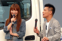 会場には、テレビCMに出演するタレントの新山千春さんと俳優の柳沢慎吾さんがゲストで登場。自営業の実家に「デュトロ」を薦めるという内容のCMでは、それぞれが実の親子で共演。トークセッションでは、CM撮影時のエピソードなどを語った。「日野デュトロ」のテレビCMも10年ぶり。