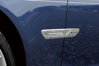 フロントタイヤの後方に配される「X DRIVE」のエンブレムが、四輪駆動であることを示す。