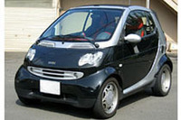 見違えるようにキレイになった我が「スマート・カブリオ」。乗るときの高揚感がちょっと増したような気がする。結婚3年目、エステに通ってキレイになった妻を見る思い、という感じ。つまり惚れ直した。