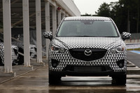 チーターをモチーフにしたというエクステリア。その鼻先には、他マツダ車とおそろいの五角形グリルが配される。