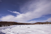 凍結した女神湖をクルマで走る氷上ドライブ体験は、今回のような団体イベント限定ではなく、個人向けにも用意されている。ただし開放期間は限られる。（2015年は1/9～2/15）