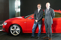 アウディジャパンのドミニク・ベッシュ社長（右）と、A5を担当したアウディAGの和田智シニアデザイナー。