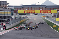 今年で2回目となる韓国GP。スタートでは、レッドブルの連続ポールポジションを断ったマクラーレンのルイス・ハミルトンがトップを守るものの、オープニングラップ中にベッテルに首位の座を奪われた。（Photo=Red Bull Racing）