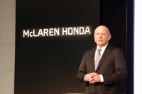 マクラーレンのボス、ロン・デニス氏も来場。「夢を追うのではない。夢を“つかむ”のだ」などと、会場で勝利への意欲をあらわにした。
    