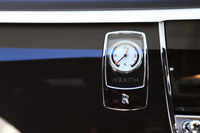 アナログのクロック。助手席の前方に配される。
    